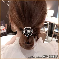 『坂井.亞希子』珍珠花蕊滴釉山茶花造型髮圈 ─黑色