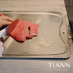 【鈦安純鈦餐具 TiANN】專利萬用鈦砧板 露營砧板 切菜板 烘焙烤盤 ─鯨魚