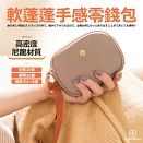 CHENSON 不規則橢圓形 手掛式 零錢包 (附手腕帶) (W24229-K) 卡其