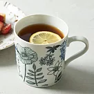 【日本Aito製作所】美濃燒|優雅花草 輕量陶瓷馬克杯340ml ‧ 深藍