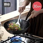 【日本霜山】不易生鏽無塗層木柄窒化鐵炒鍋(IH爐可用)-30cm