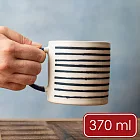 《Mikasa》石陶馬克杯 - 湛藍手繪橫紋370ml