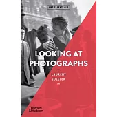 Looking at Photographs (Art Essentials)