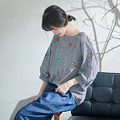 【慢。生活】刺繡花朵細格上衣-F 803　FREE黑色