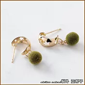 『坂井.亞希子』弧形鏤空設計星星毛球吊飾耳環 -綠色