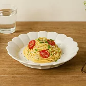 【日本cobono】Solell美濃燒 靜謐花形餐盤20cm ‧ 白