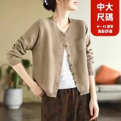 【慢。生活】圓弧下擺前短後長復古寬鬆長袖開扣針織衫中大尺碼 23875 FREE 卡其