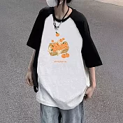 【MsMore】 爆款柿子印花純棉寬鬆大版落肩拼色牛角插肩短袖T恤中長上衣# 124561 M 黑拚米白灰色