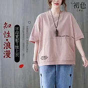 【初色】文藝簡約大碼寬鬆遮肉字母印花袋鼠口袋圓領短袖T恤上衣女上衣-共2色-11416(L-4XL可選) L 藕粉色
