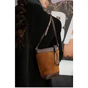 O-ni O-ni全新品精選優質頭層牛皮磨砂麂皮輕巧奢華多功能水桶包(品質保證)(bag-6128)  棕咖色