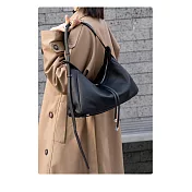 O-ni O-ni全新品精選優質頭層牛皮設計師款大容量腋下時尚奢華餃子包(品質保證)(bag-6130) 黑色