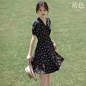 【初色】氣質風玫瑰印花V領短袖收腰修身中長連衣裙連身洋裝-黑色碎花-13842(M-2XL可選) M 黑色碎花