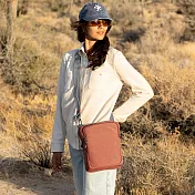 《TRAVELON》Voyages 3層防盜斜背包 - 磚紅