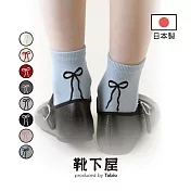 Tabio日本靴下屋〈背面蝴蝶結刺繡中筒襪〉 80 淡藍色 x 黑蝴蝶結