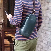 LESS DESIGN |城市冒險，日本休閒牛皮側背包/隨身包 丈青籃