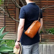 LESS DESIGN |城市冒險，日本休閒牛皮側背包/隨身包 咖啡色