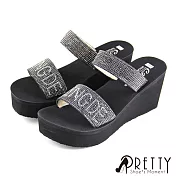 【Pretty】輕量寬線條字母精緻水鑽楔型拖鞋JP22.5鐵灰色