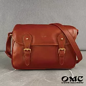 【OMC】義大利植鞣革雙扣中性休閒側背包- 咖啡