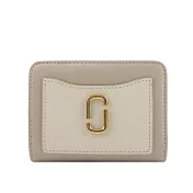 MARC JACOBS The Snapshot 防刮皮革暗釦二折撞色短夾 (卡其色)