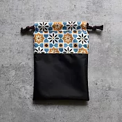 《梵緹希》旅行防水束口收納袋16x20《花磚橘》 黑底