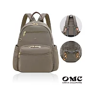 【OMC】必buy寬側袋附胸扣旅行休閒後背包03531A( 卡其