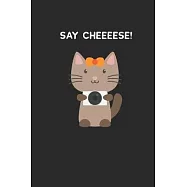 Say Cheeeese!: A5 Notizbuch f&uuml;r Katzenliebhaber und Fotografen - S&uuml;&szlig;e Katze mit Fotokamera