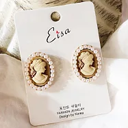 【水星記Outlet】巴洛克宮廷風復古做舊仕女像珍珠花邊耳針 _A款(米黃色)