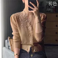 【初色】立體花朵蕾絲拼接純色休閒顯瘦百搭V領長袖針織衫毛衣上衣女上衣-共3色-38024(F可選) F 卡其色