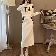 【MsMore】 圓領字母刺繡貼長袖短版休閒時尚運動上衣半身長裙兩件式套裝# 123901 2XL 米白色
