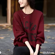 【MsMore】 圓領減齡字母印花套頭上衣時尚氣質百搭休閒長袖短版# 124096 M 酒紅色