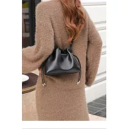 O-ni O-ni柔軟優質輕盈質感牛皮真皮高級抽繩皺摺雲朵包時尚百搭實用托特包(品質保證)(bag-6086) 黑色