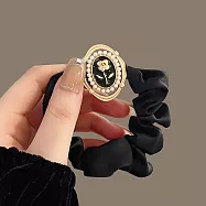 【JENG】法式珍珠玫瑰花牌緞面大腸髮圈(93299015) _黑色