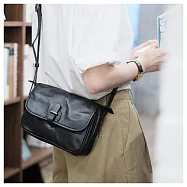 O-ni O-ni新品進口頭層植鞣牛皮超輕巧高質感包蓋式郵差包(品質保證)(bag-6100) 黑色