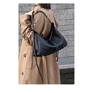 O-ni O-ni全新品精選優質頭層牛皮設計師款大容量腋下時尚奢華餃子包(品質保證)(bag-6130) 黑色