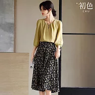 【初色】氣質珍珠圓領口七分袖襯衫女上衣+碎花印花修身半身裙套裝-黃衣黑裙-15101(M-2XL可選) XL 黃衣黑裙