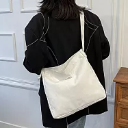 【HandStyle】側背包 日系文青風標籤大地色斜背帆布包(37055) _白色