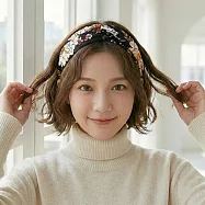 【HandStyle】髮帶 復古度假風大印花交叉寬版彈力髮帶(17020) _黑色