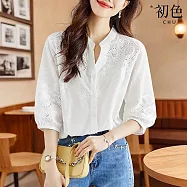 【初色】通勤風純色棉質繡花鏤空V領七分袖襯衫上衣女上衣-白色-19125(M-2XL可選) M 白色