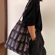 【素包包】側背包 英式鄉村風墨色荇花側背斜跨單肩柔軟棉布袋(74083) _墨色荇花