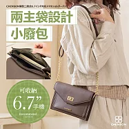 【福利品】CHENSON薄型 二夾層 6.7&rdquo;手機包斜背包(CG84933-B) 咖啡