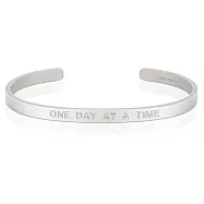 MANTRABAND 美國悄悄話手環 One Day At A Time 認真過好每一天 消光銀男款寬版