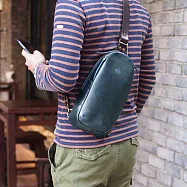 LESS DESIGN |城市冒險，日本休閒牛皮側背包/隨身包 丈青籃