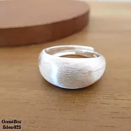 9MM寬。簡約大方磨砂拉絲調整式925純銀戒指.只可輕微調整戒圍大小