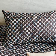 【麗塔寢飾】40支紗精梳棉 美式信封枕套組 森林之歌 黑格