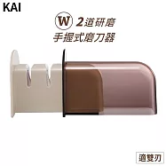日本貝印KAI輕巧便利型W手握式磨刀器AP-0538(適雙刃;2種砥石:低番數荒砥.高番數仕上砥/可翻面再使用;附防塵蓋)研磨器磨刀石 適三德刀菜刀不銹鋼刀包丁刨丁