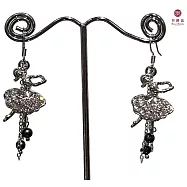 BILLY KING 貝麗晶 【舞者系列-47】(BK247) 側身抬手芭蕾舞者天然珍珠流蘇耳環