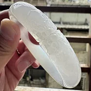【緻麗珠寶】雙龍環冰種起膠滿果凍白翡平安扁鐲(手圍18.5-19)【雕刻飾品鐲】 19 白翡翠