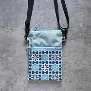 《梵緹希》旅行防水斜背手機袋_ 花磚藍
