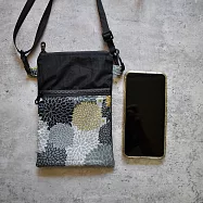 《梵緹希》旅行防水斜背手機袋_花團錦簇 黑