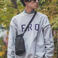 日本KiU 363-900 黑色 小水桶防水斜背包, 側邊有登山扣和菊花繩